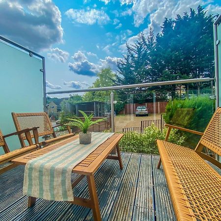 2 Bedroom City Centre Apartment In High Wycombe With Parking Екстер'єр фото