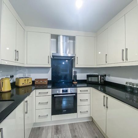 2 Bedroom City Centre Apartment In High Wycombe With Parking Екстер'єр фото
