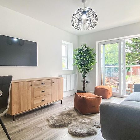 2 Bedroom City Centre Apartment In High Wycombe With Parking Екстер'єр фото