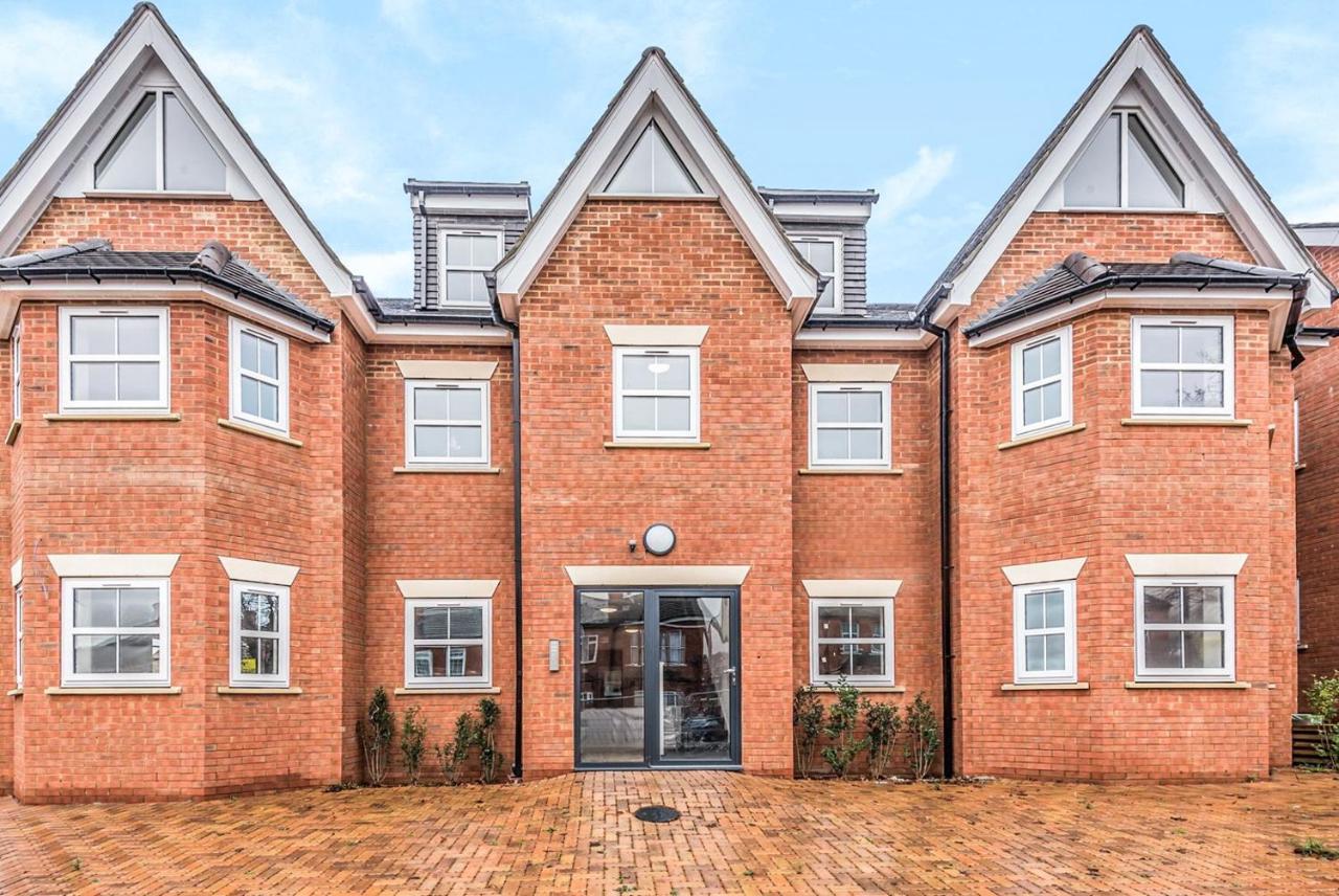 2 Bedroom City Centre Apartment In High Wycombe With Parking Екстер'єр фото