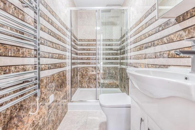 2 Bedroom City Centre Apartment In High Wycombe With Parking Екстер'єр фото