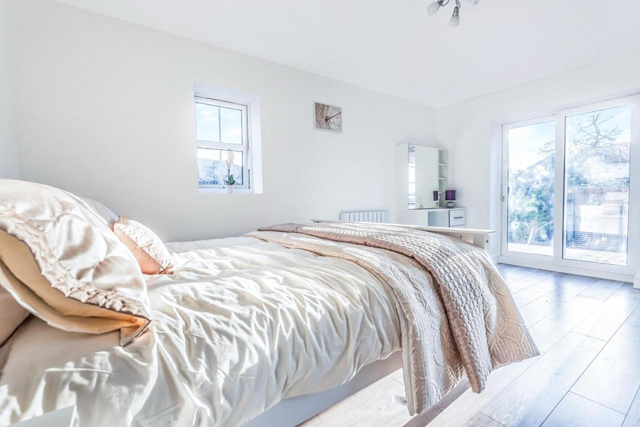 2 Bedroom City Centre Apartment In High Wycombe With Parking Екстер'єр фото