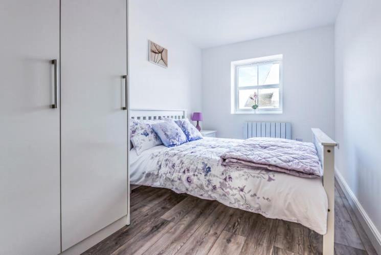 2 Bedroom City Centre Apartment In High Wycombe With Parking Екстер'єр фото