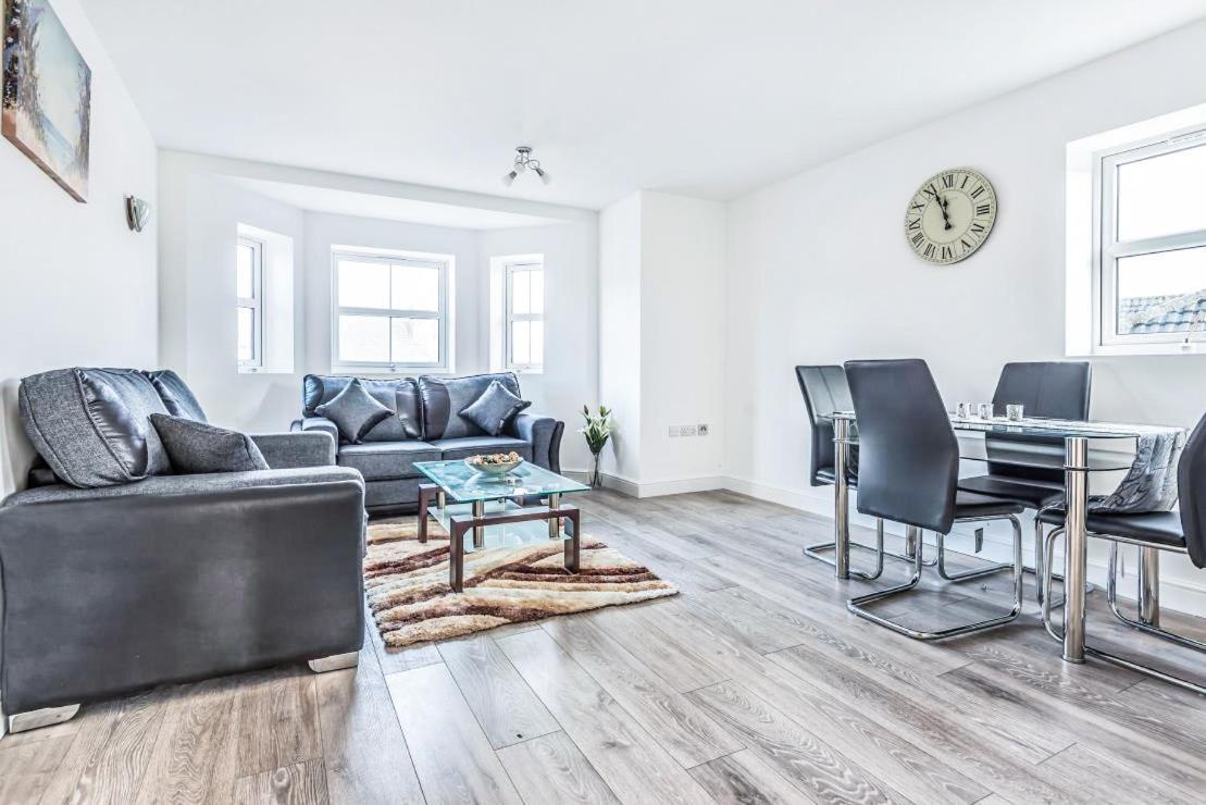 2 Bedroom City Centre Apartment In High Wycombe With Parking Екстер'єр фото