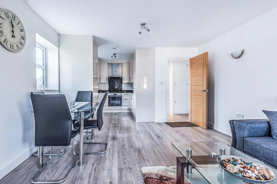 2 Bedroom City Centre Apartment In High Wycombe With Parking Екстер'єр фото