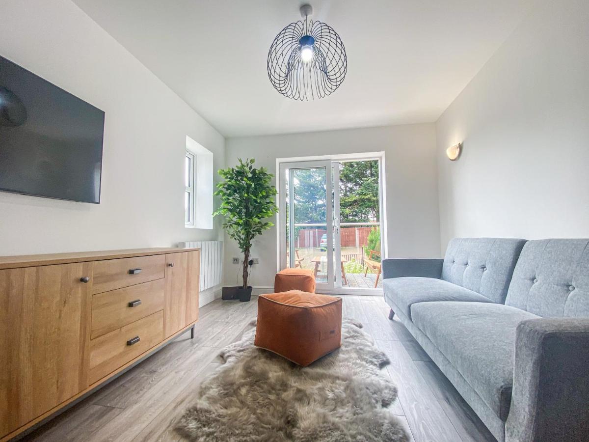 2 Bedroom City Centre Apartment In High Wycombe With Parking Екстер'єр фото