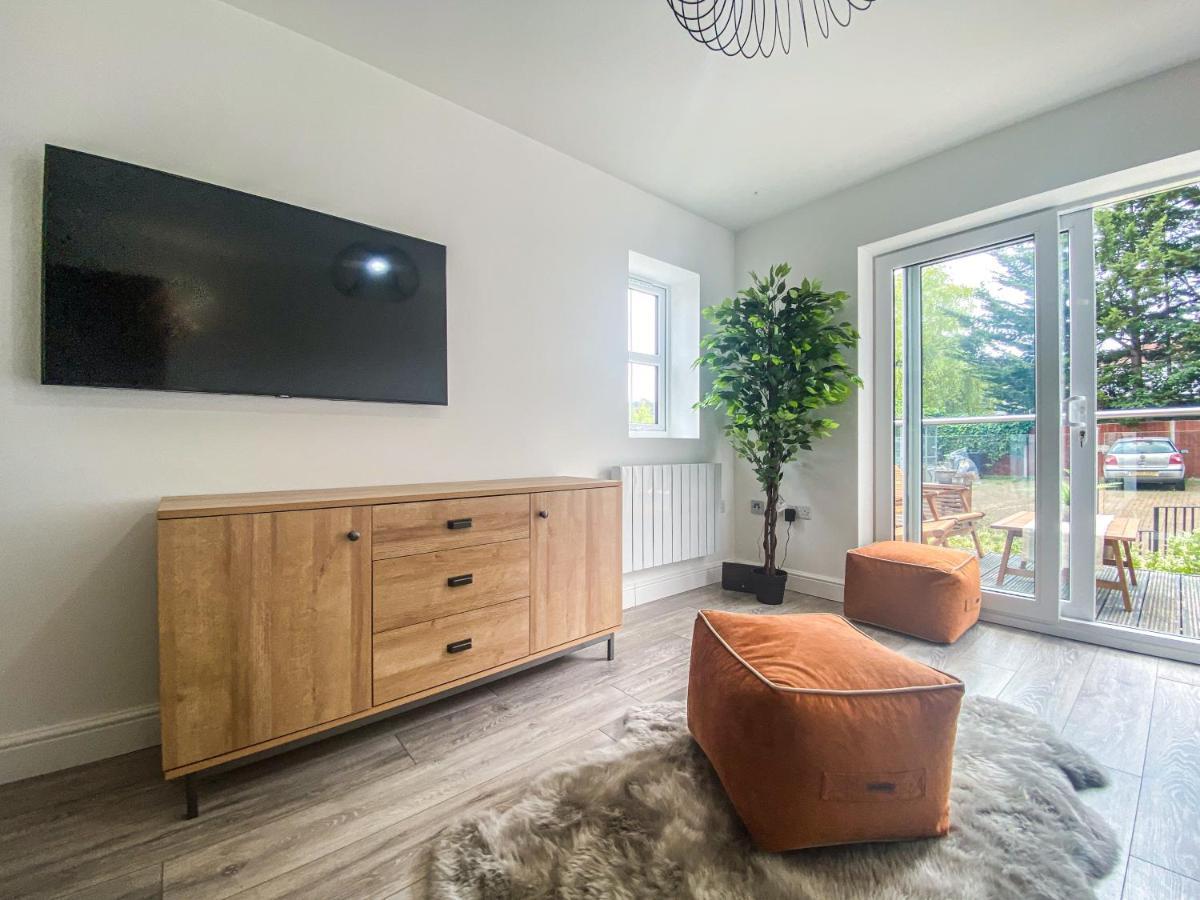2 Bedroom City Centre Apartment In High Wycombe With Parking Екстер'єр фото