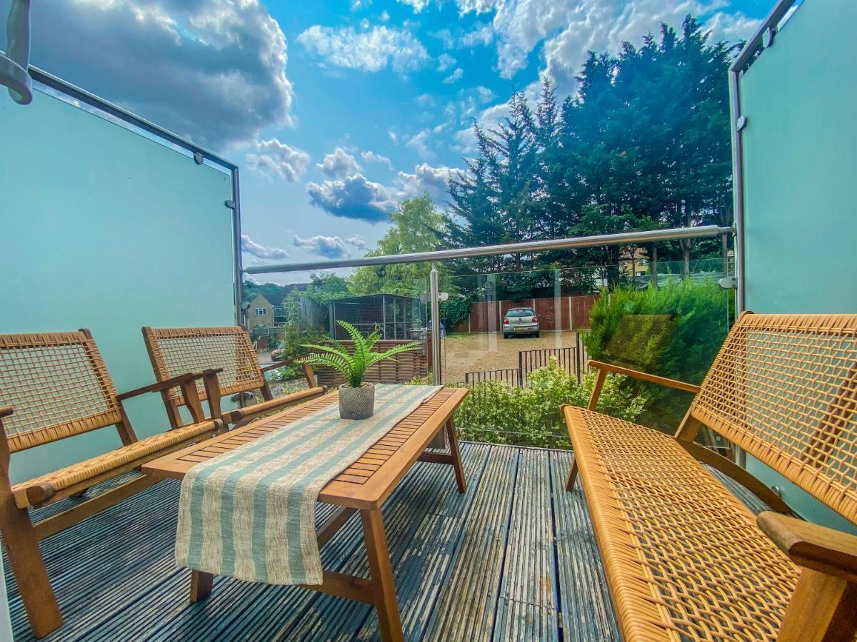 2 Bedroom City Centre Apartment In High Wycombe With Parking Екстер'єр фото