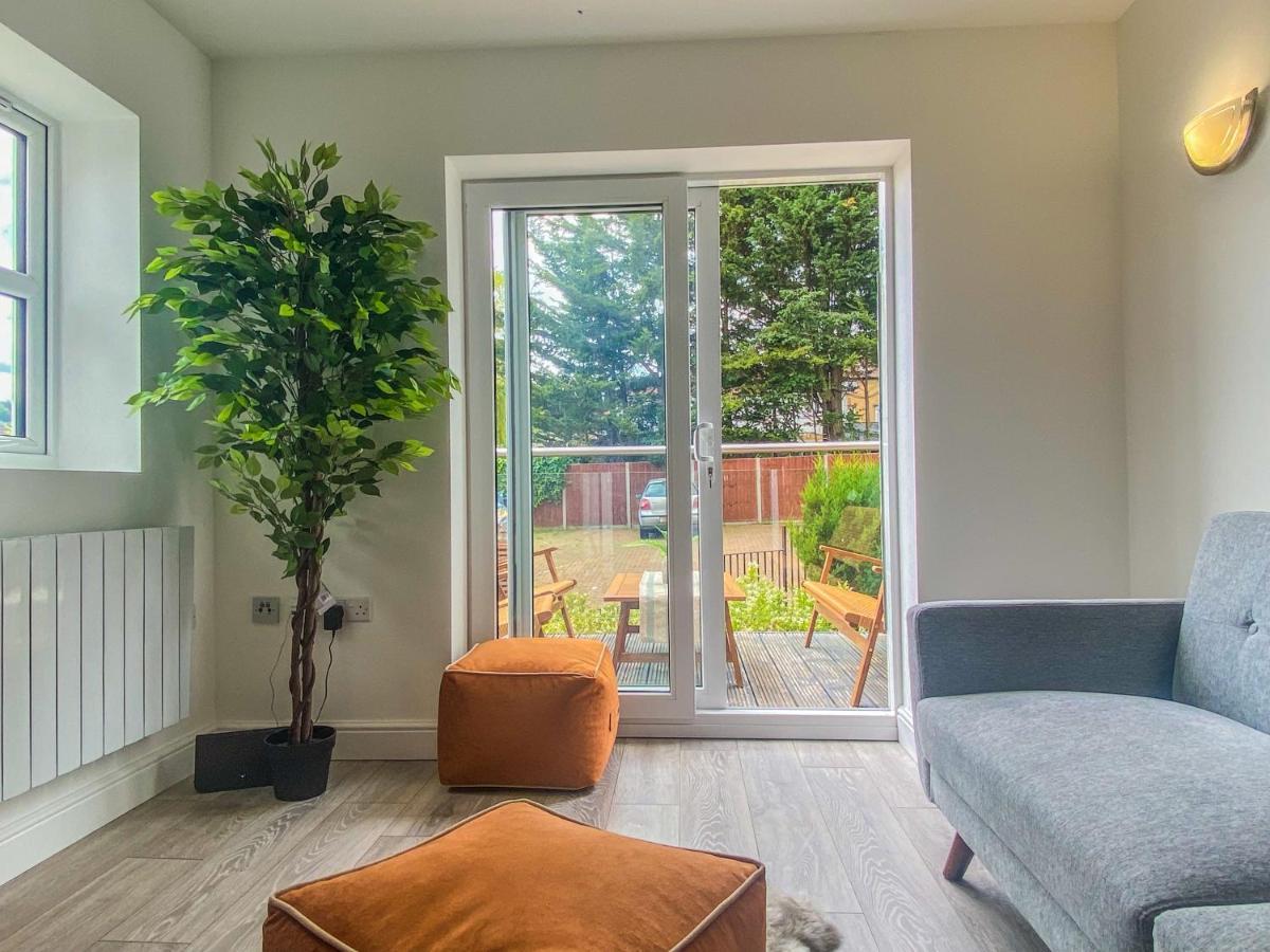 2 Bedroom City Centre Apartment In High Wycombe With Parking Екстер'єр фото