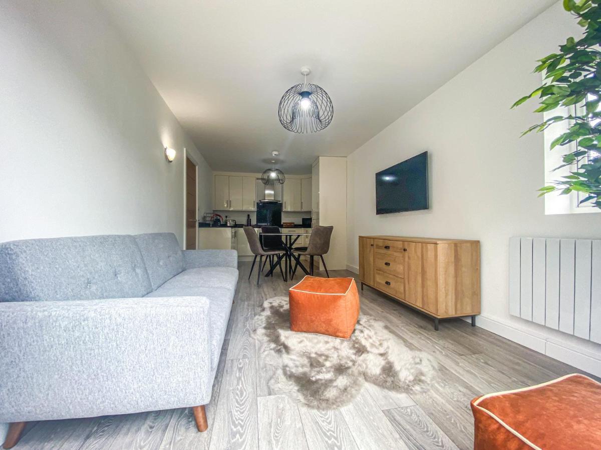 2 Bedroom City Centre Apartment In High Wycombe With Parking Екстер'єр фото