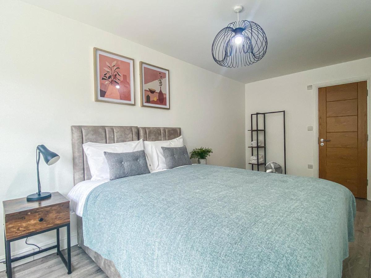 2 Bedroom City Centre Apartment In High Wycombe With Parking Екстер'єр фото