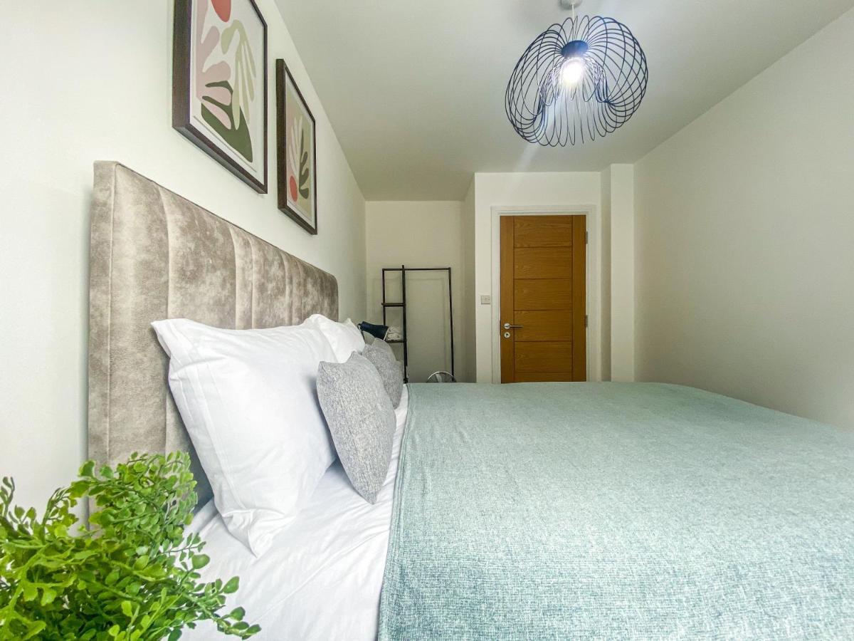 2 Bedroom City Centre Apartment In High Wycombe With Parking Екстер'єр фото