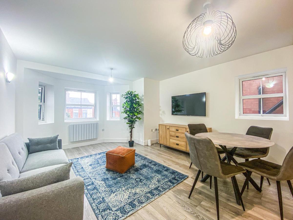 2 Bedroom City Centre Apartment In High Wycombe With Parking Екстер'єр фото
