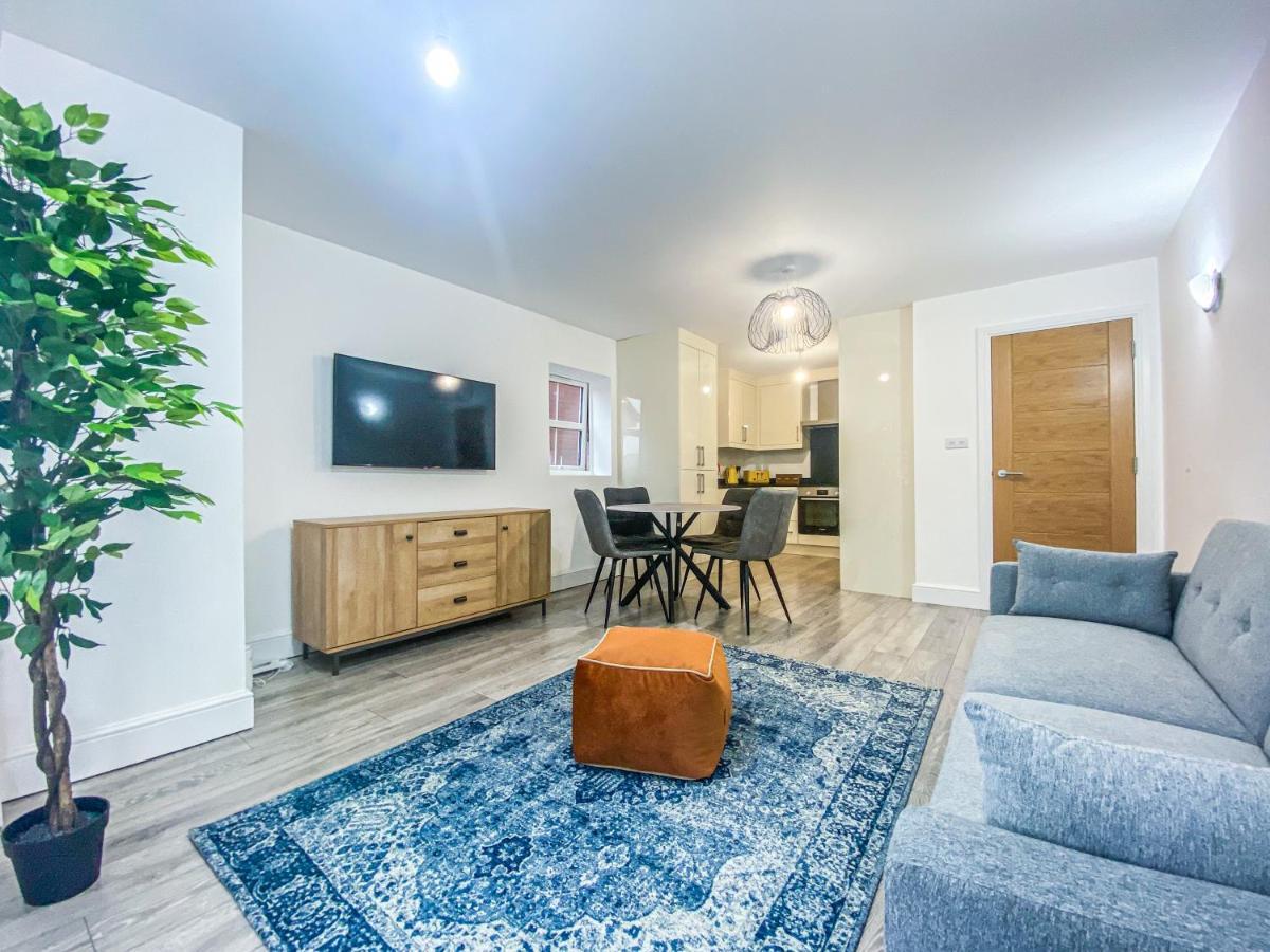 2 Bedroom City Centre Apartment In High Wycombe With Parking Екстер'єр фото