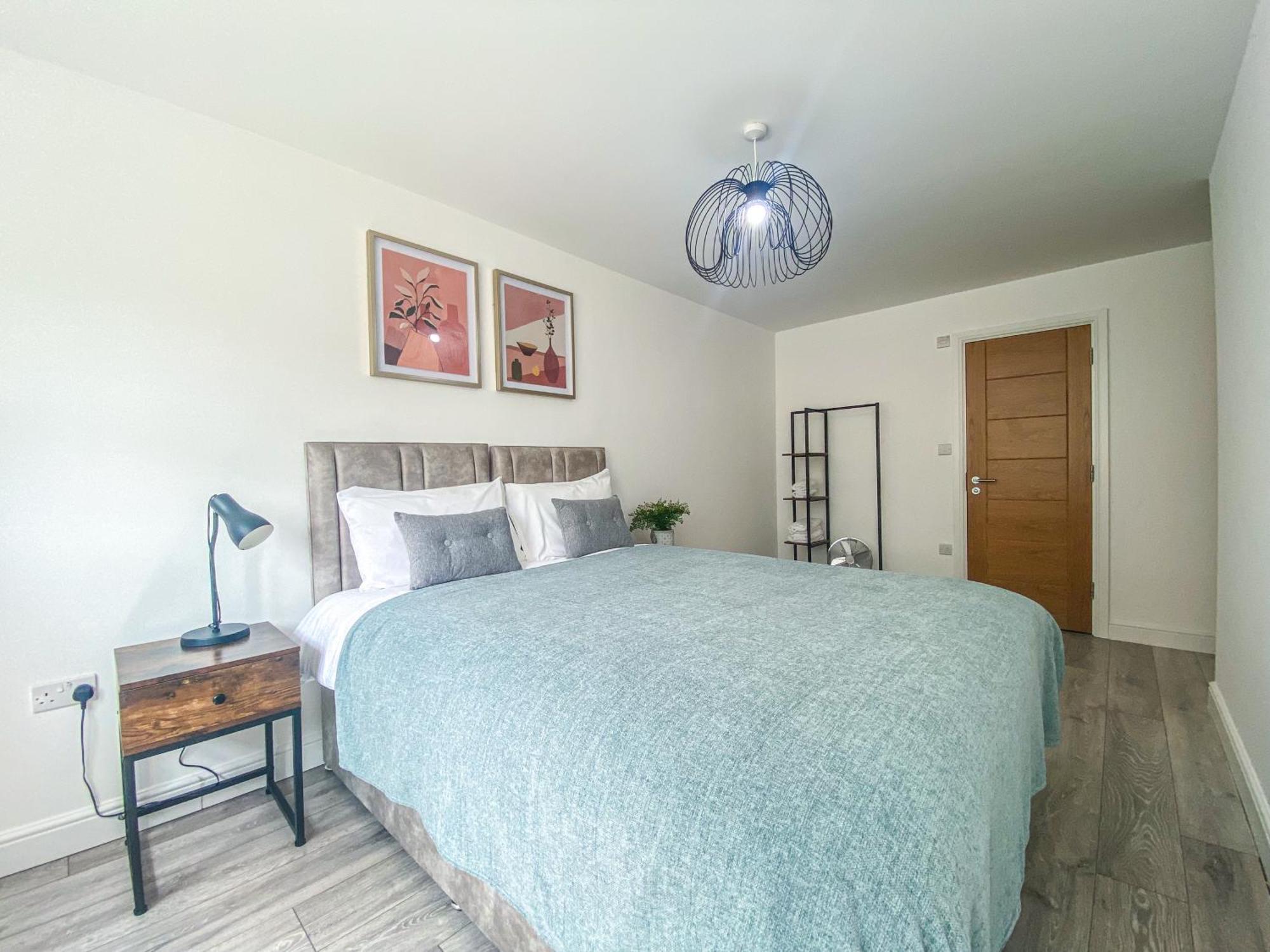 2 Bedroom City Centre Apartment In High Wycombe With Parking Екстер'єр фото