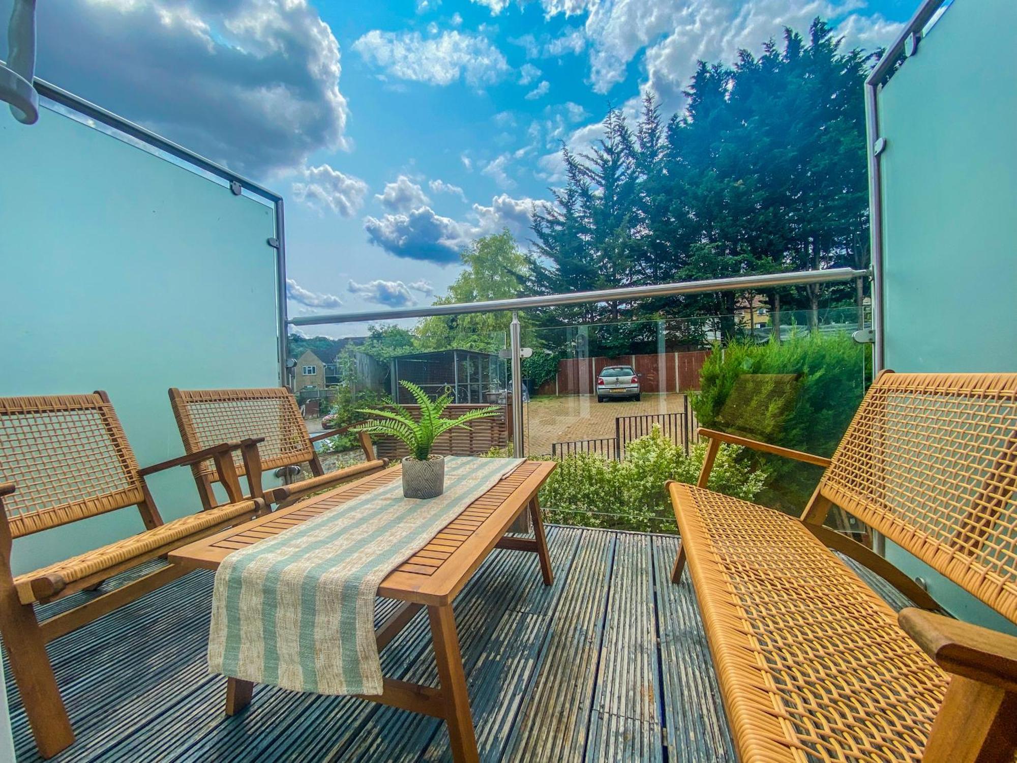 2 Bedroom City Centre Apartment In High Wycombe With Parking Екстер'єр фото