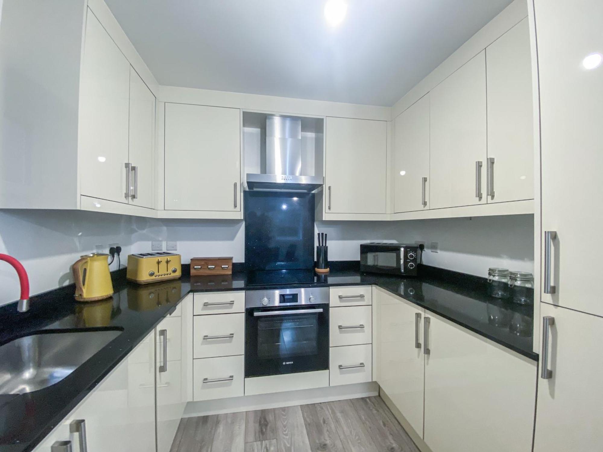 2 Bedroom City Centre Apartment In High Wycombe With Parking Екстер'єр фото