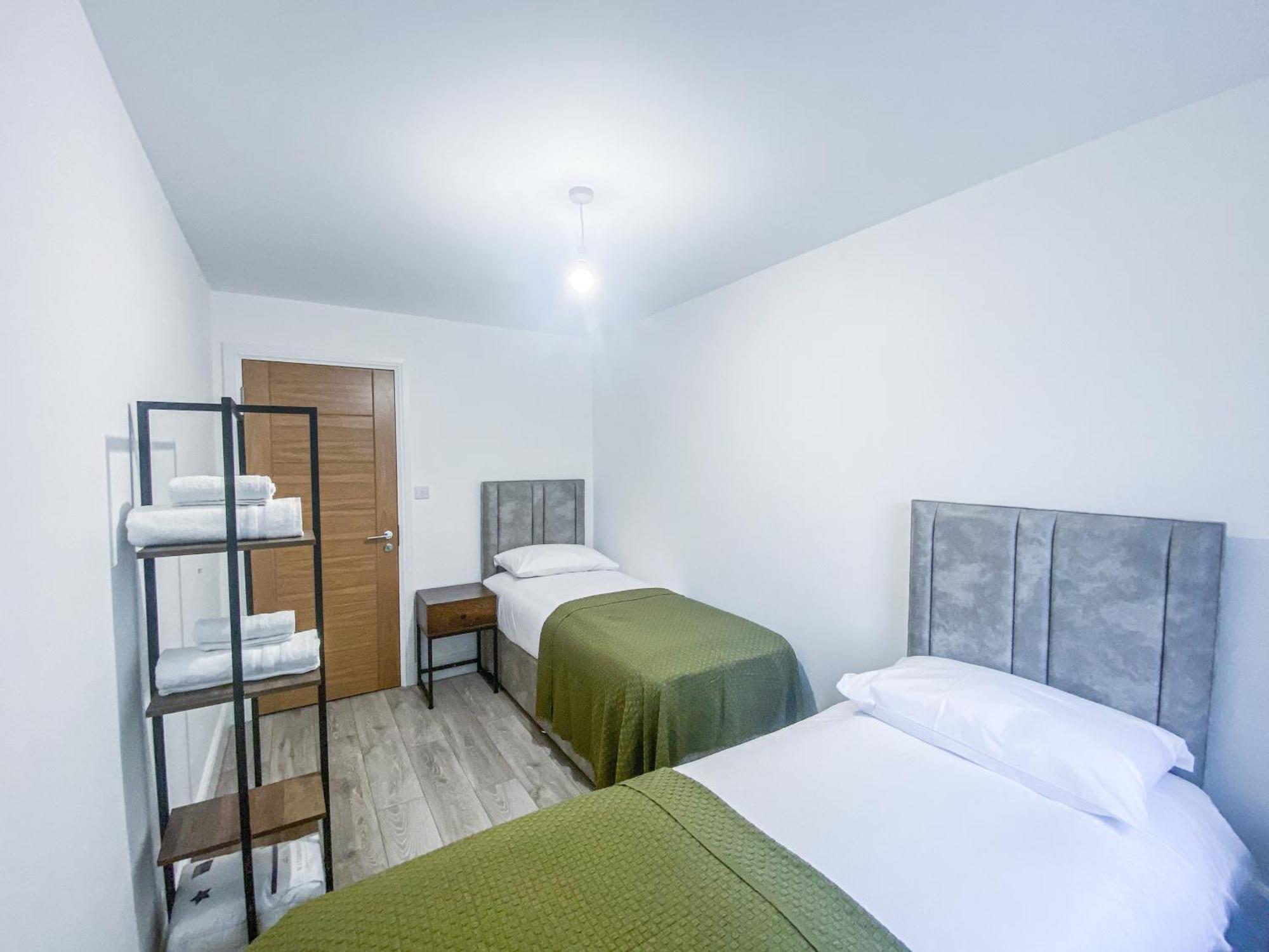 2 Bedroom City Centre Apartment In High Wycombe With Parking Екстер'єр фото
