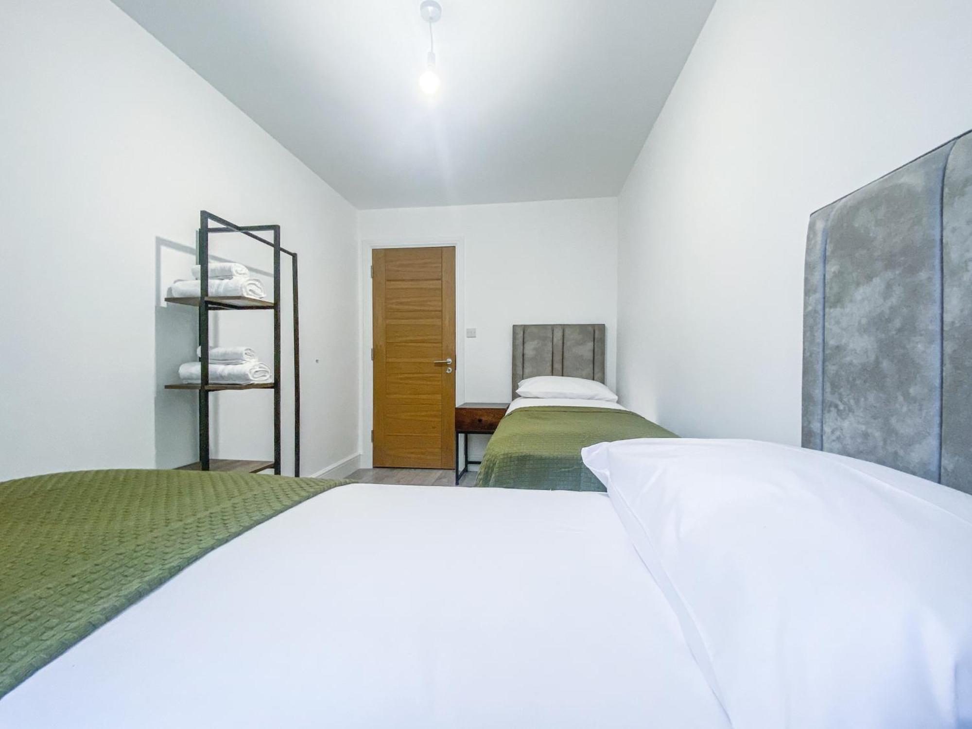 2 Bedroom City Centre Apartment In High Wycombe With Parking Екстер'єр фото