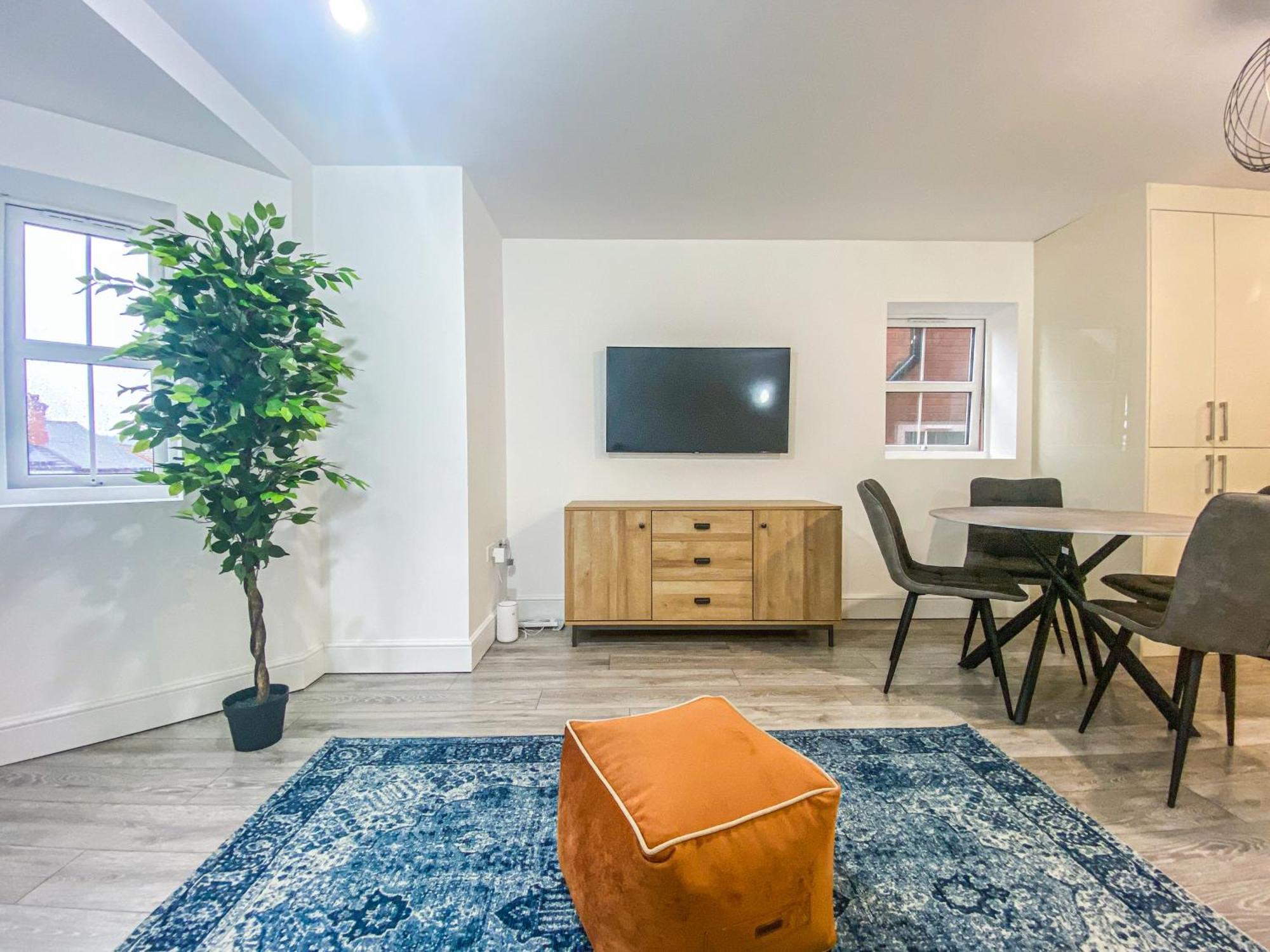 2 Bedroom City Centre Apartment In High Wycombe With Parking Екстер'єр фото