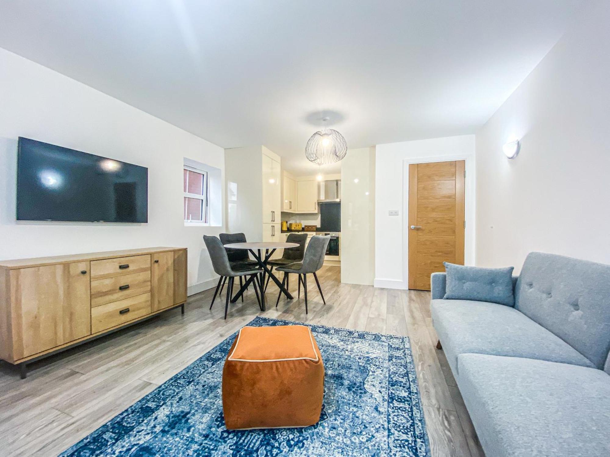 2 Bedroom City Centre Apartment In High Wycombe With Parking Екстер'єр фото