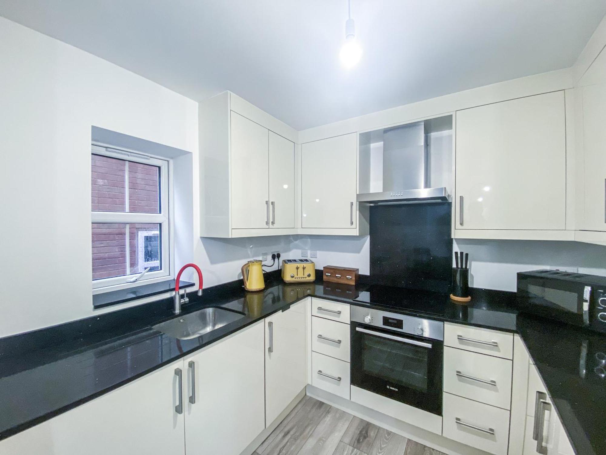 2 Bedroom City Centre Apartment In High Wycombe With Parking Екстер'єр фото