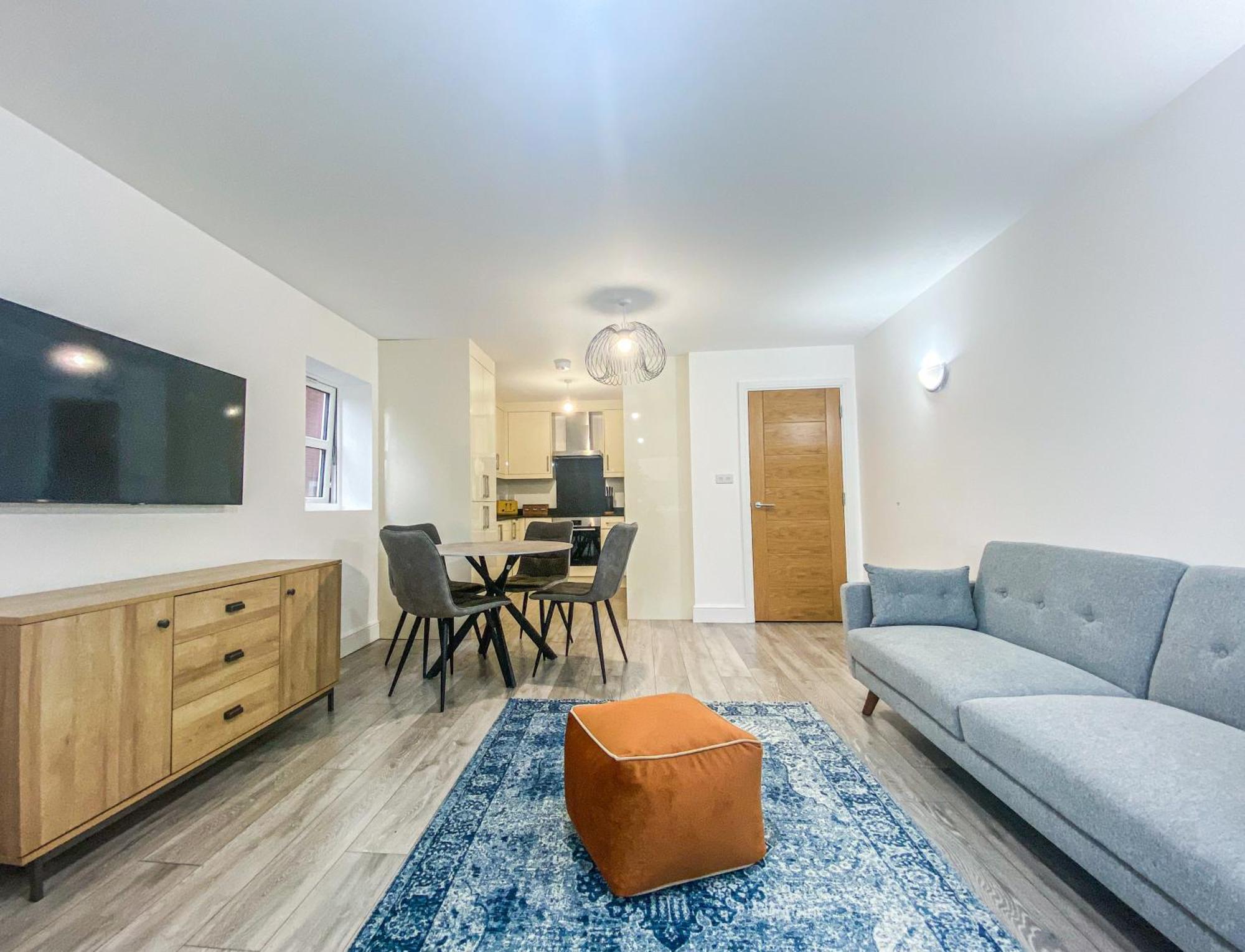 2 Bedroom City Centre Apartment In High Wycombe With Parking Екстер'єр фото