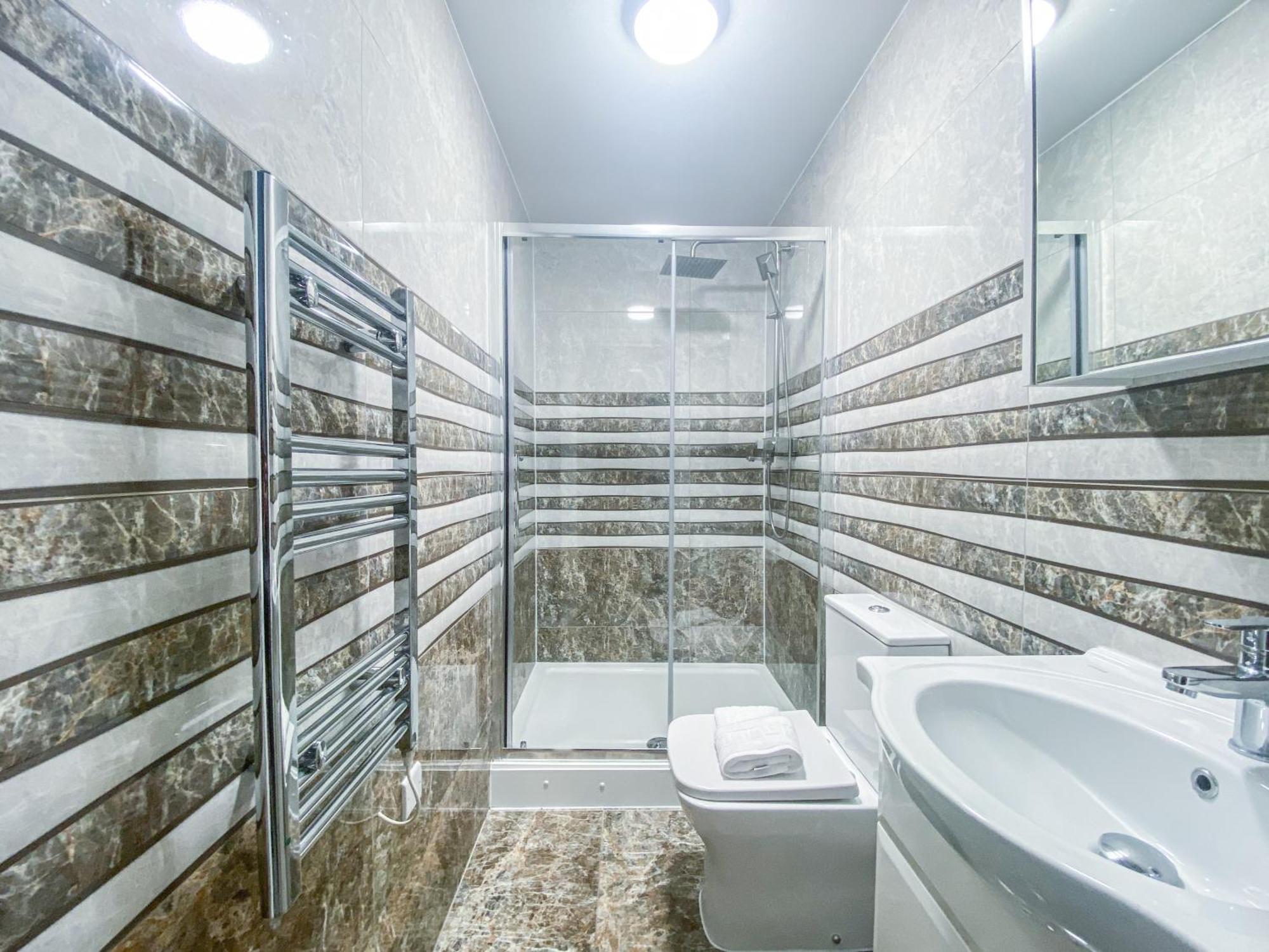 2 Bedroom City Centre Apartment In High Wycombe With Parking Екстер'єр фото