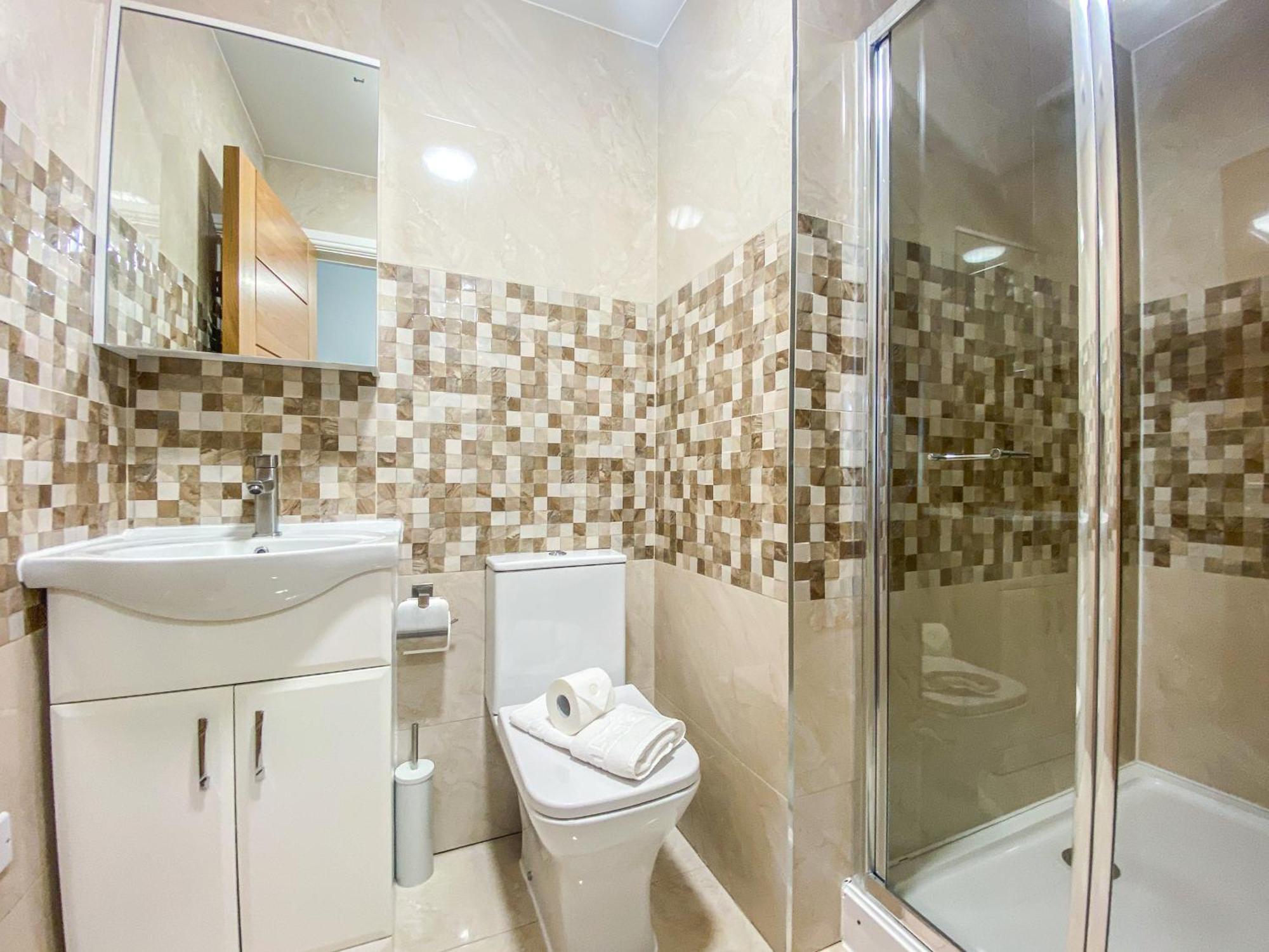 2 Bedroom City Centre Apartment In High Wycombe With Parking Екстер'єр фото