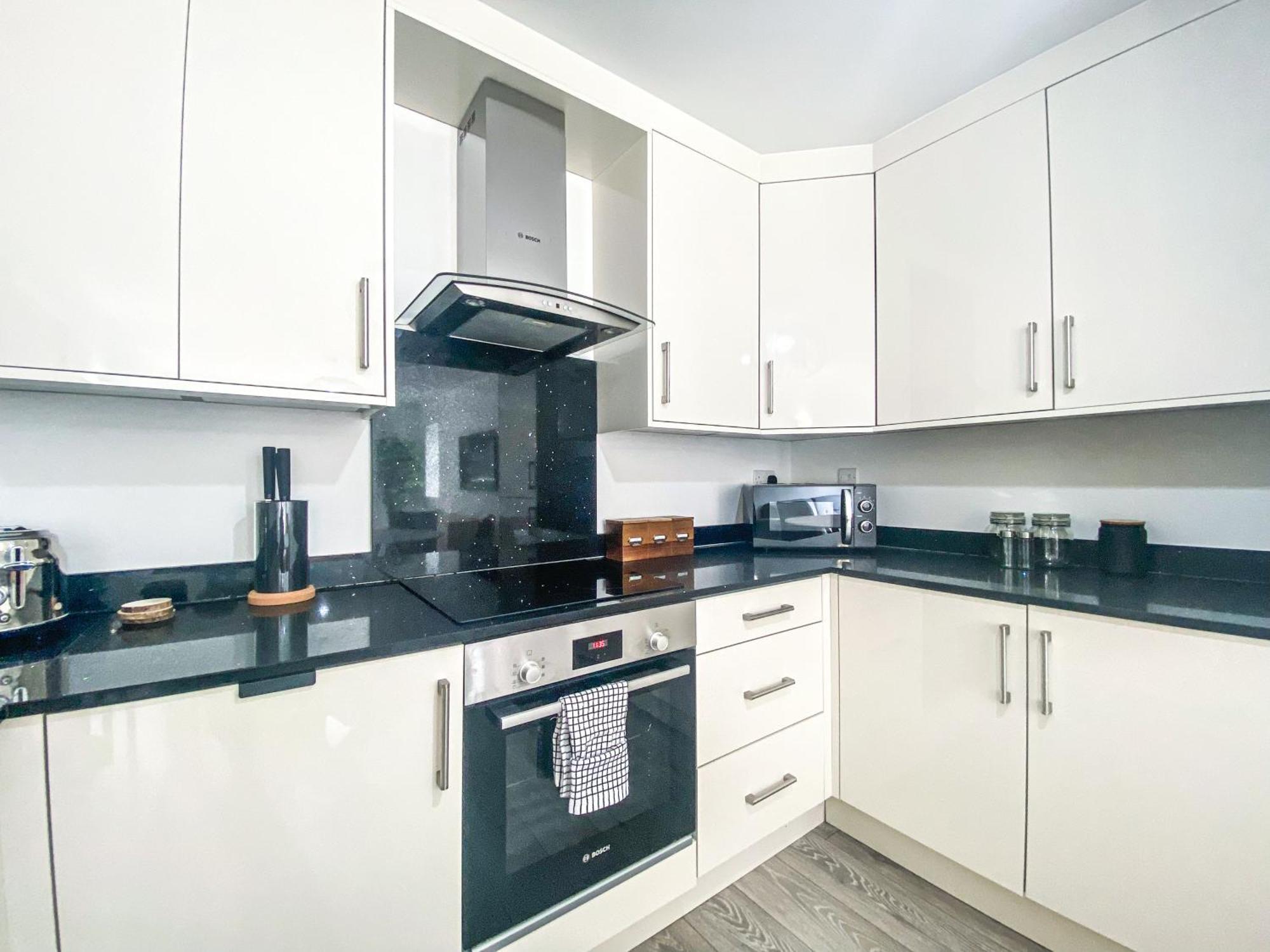 2 Bedroom City Centre Apartment In High Wycombe With Parking Екстер'єр фото