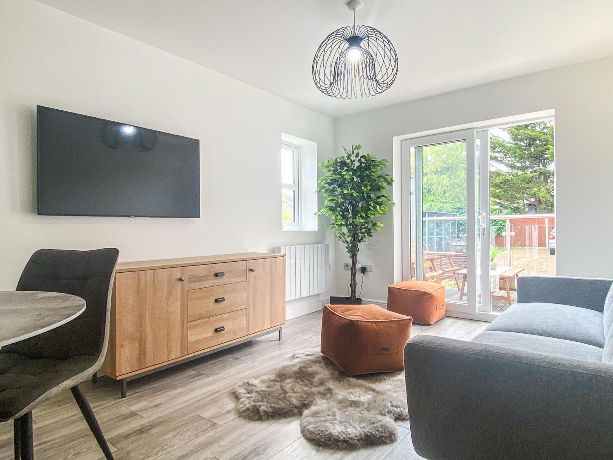 2 Bedroom City Centre Apartment In High Wycombe With Parking Екстер'єр фото
