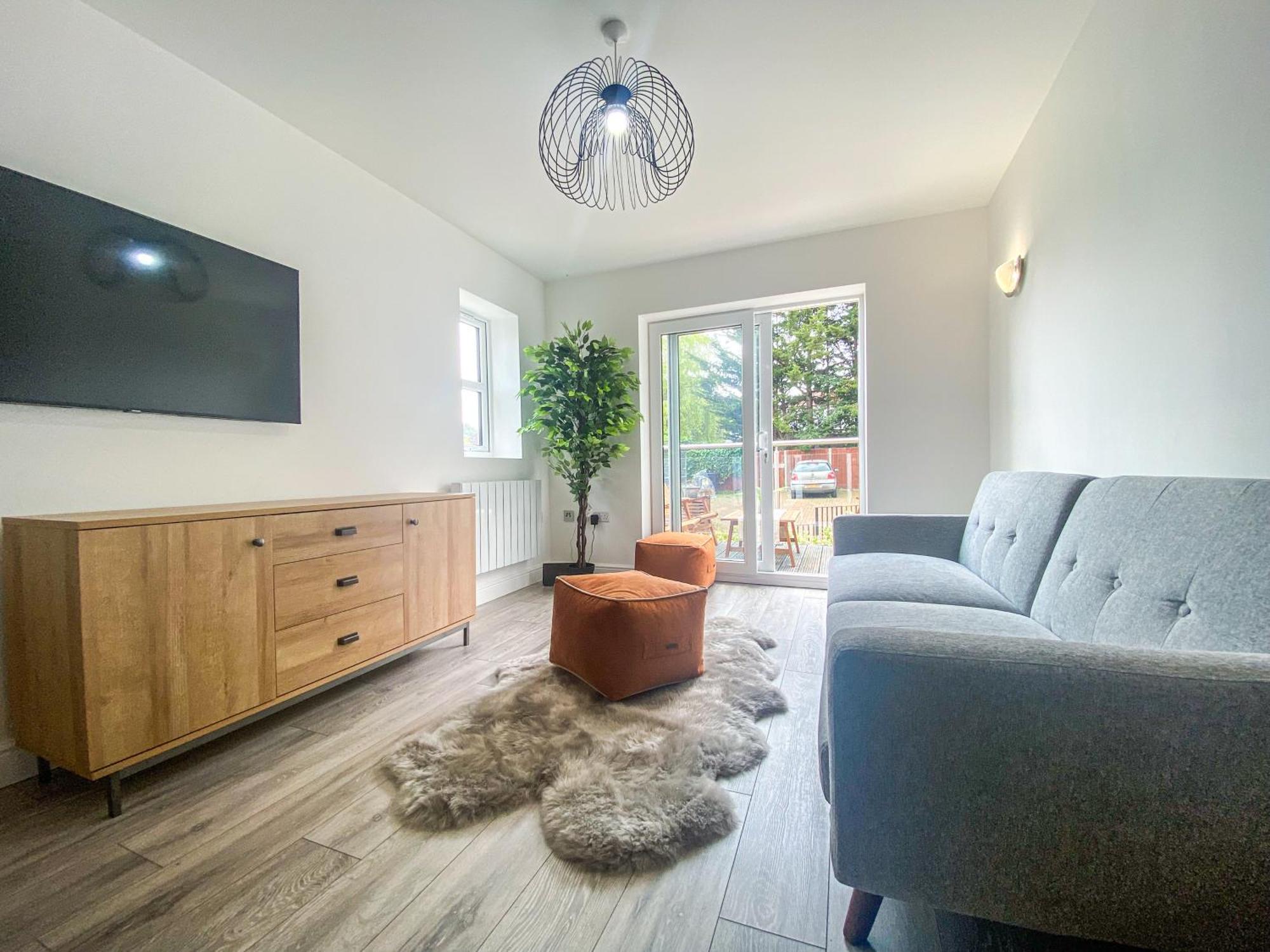 2 Bedroom City Centre Apartment In High Wycombe With Parking Екстер'єр фото