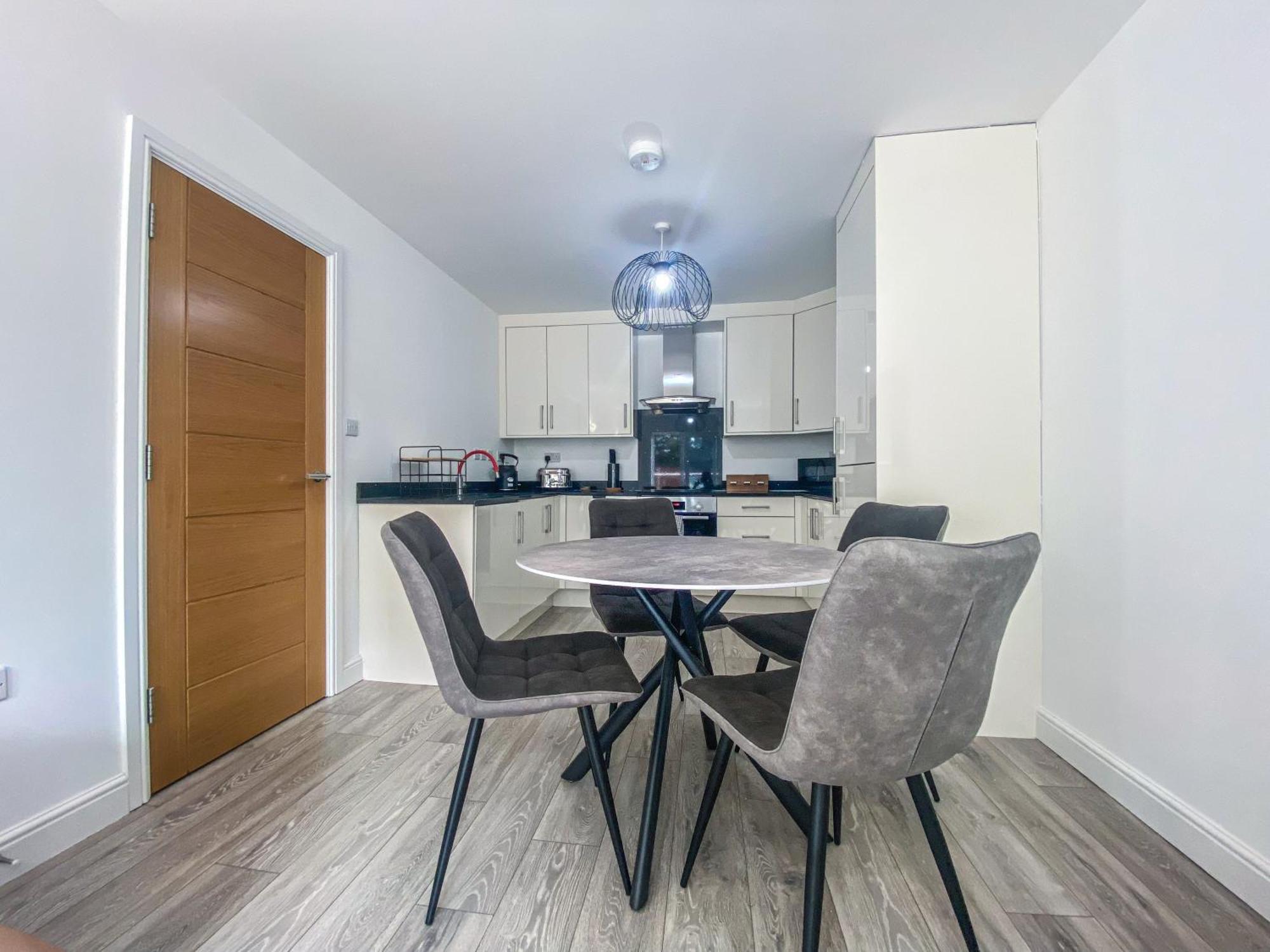 2 Bedroom City Centre Apartment In High Wycombe With Parking Екстер'єр фото