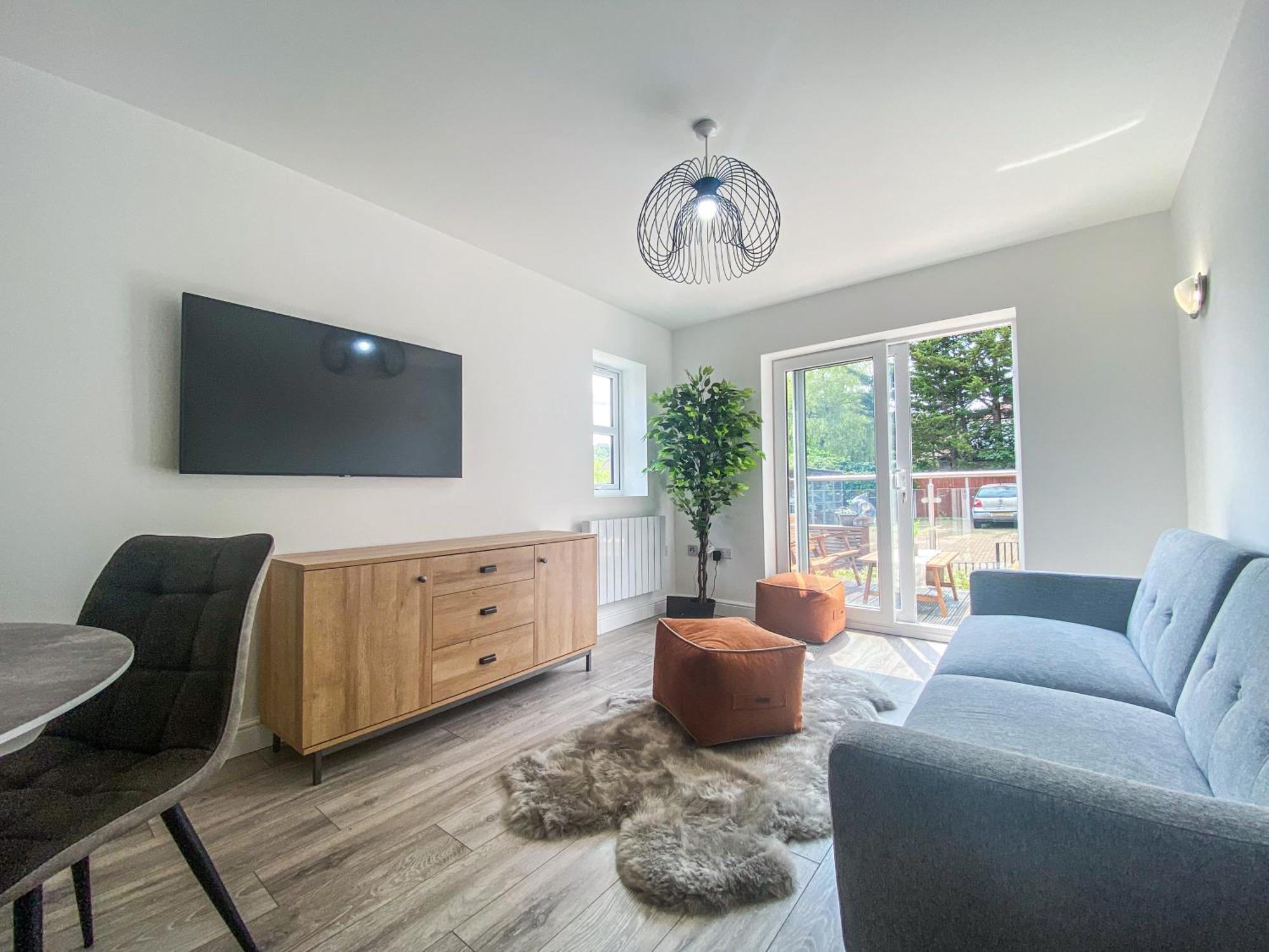 2 Bedroom City Centre Apartment In High Wycombe With Parking Екстер'єр фото