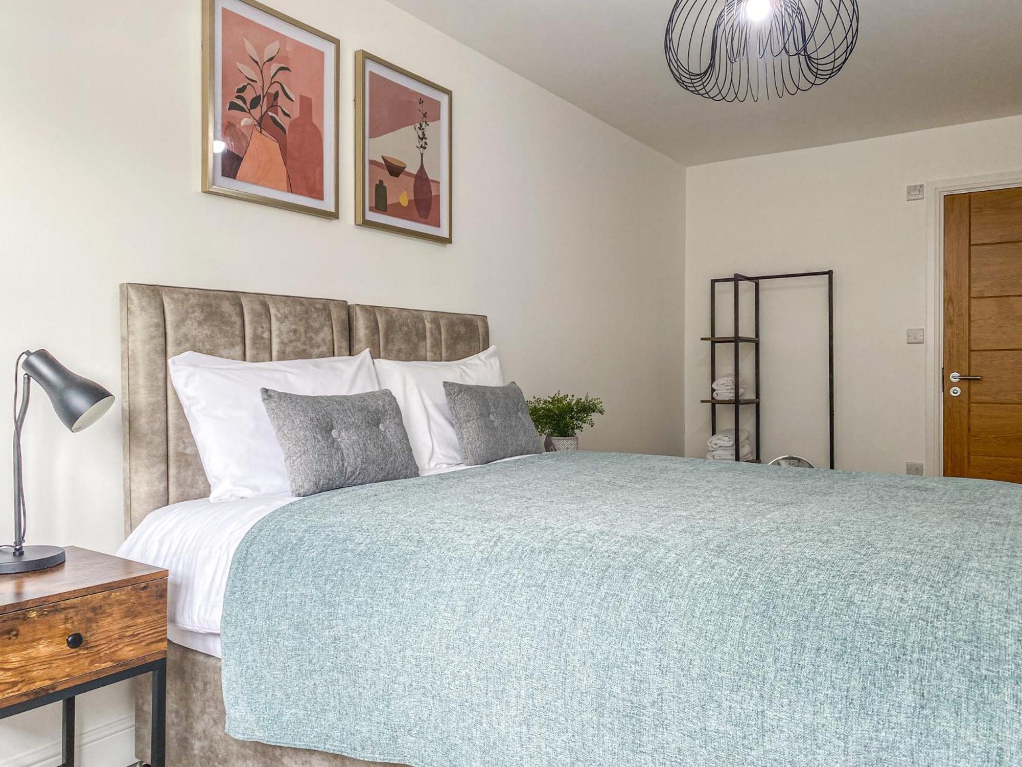 2 Bedroom City Centre Apartment In High Wycombe With Parking Екстер'єр фото