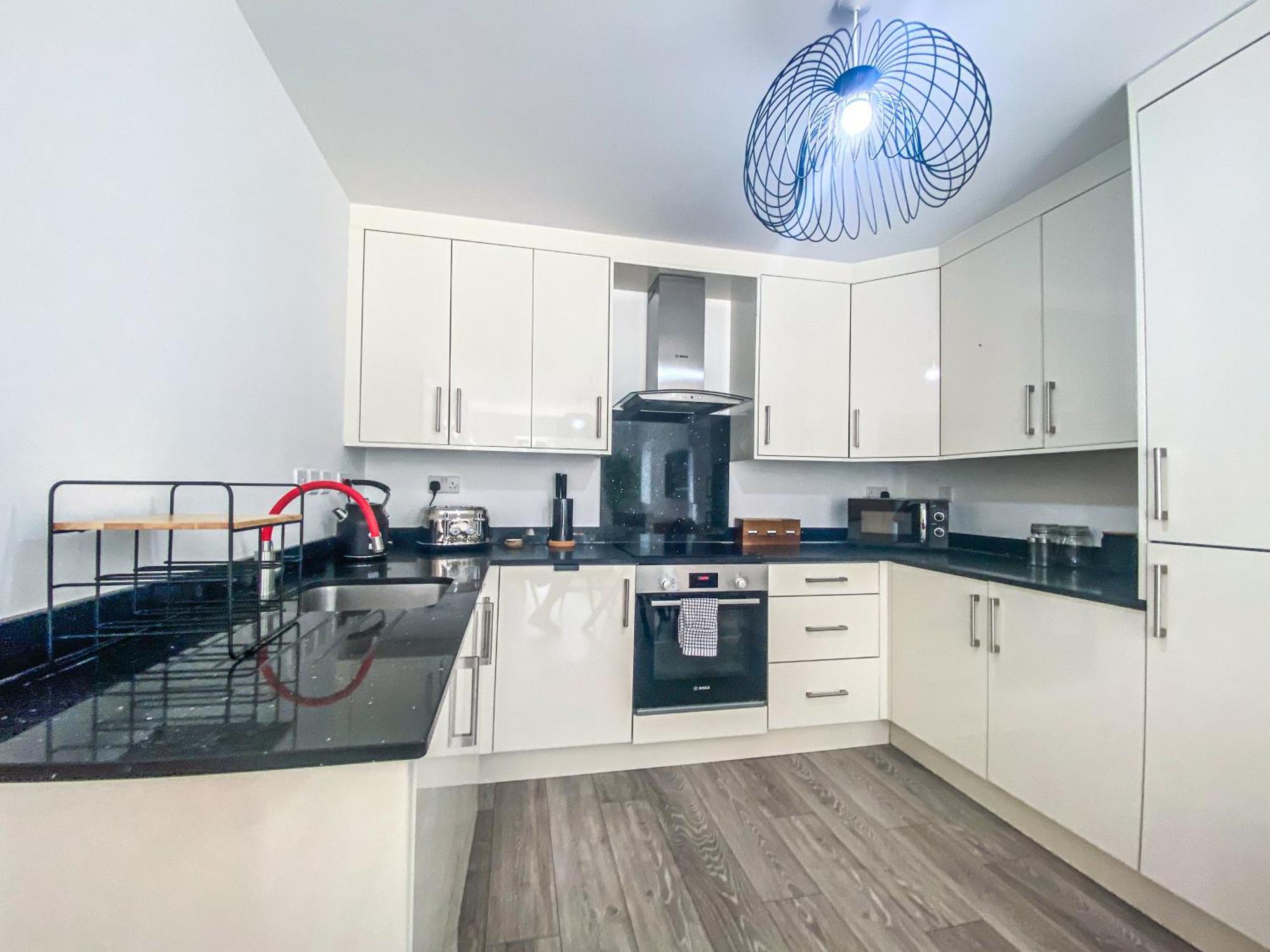 2 Bedroom City Centre Apartment In High Wycombe With Parking Екстер'єр фото