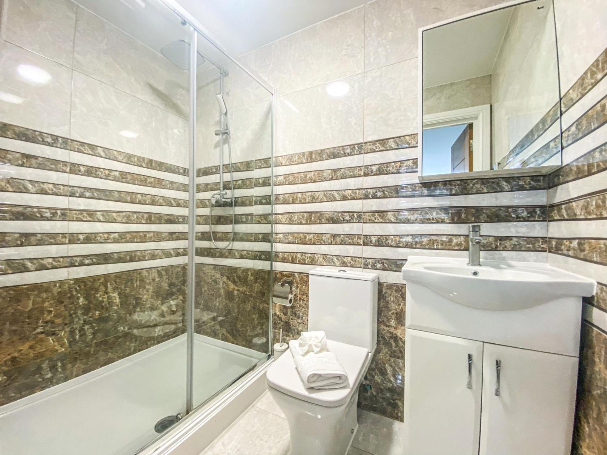 2 Bedroom City Centre Apartment In High Wycombe With Parking Екстер'єр фото